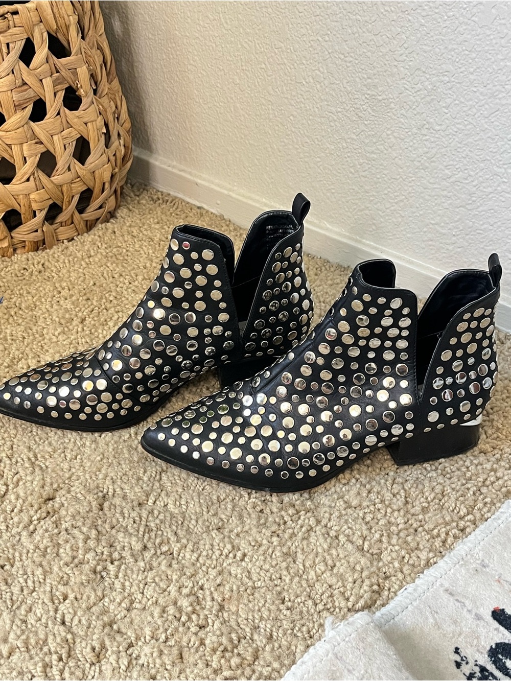 🖤 Studded Black Western Ankle Boots Pointed Toe Statement Booties Size 8.5 - Picture 3 of 7